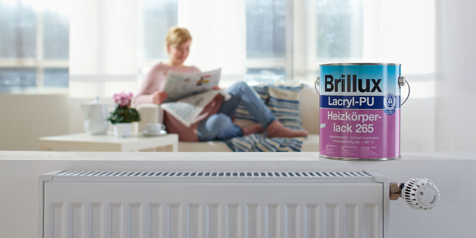 Heizkoerper im Vordergrund mit Brillux Heizkoerperlack 265 - mobiles Headermotiv fuer Heizkoerper streichen