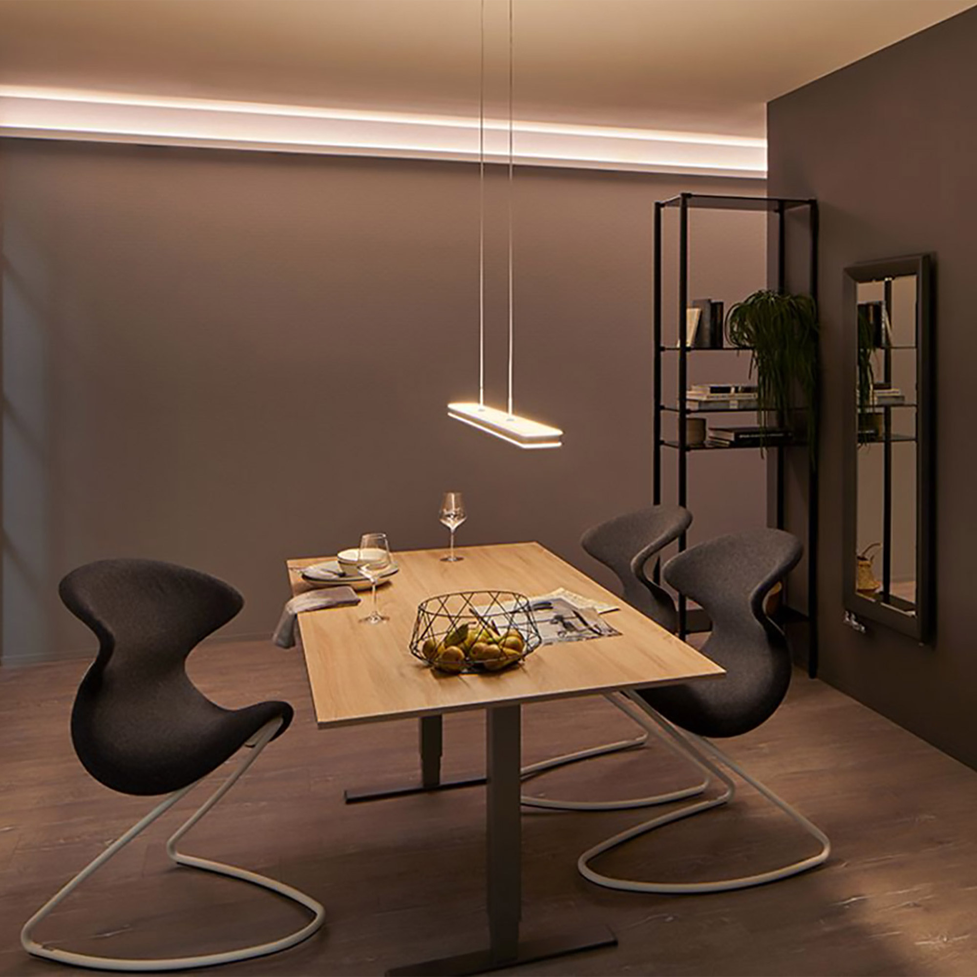Mit Tune-Light-LED von Brillux wirkt das Esszimmer wohnlich und gemütlich.