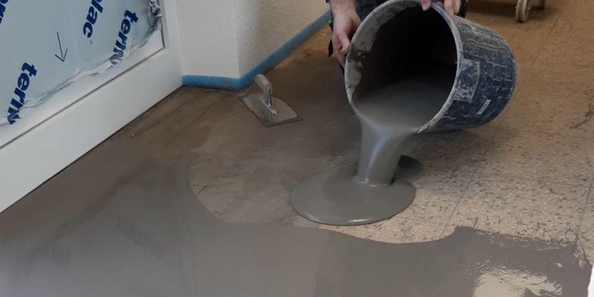 Thomsit Untergrundtechnik Produkt wird fachgerecht auf den Boden aufgetragen