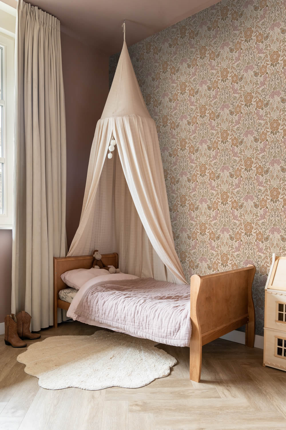 Non-woven wallpaper with floral pattern and leaves beige 139567