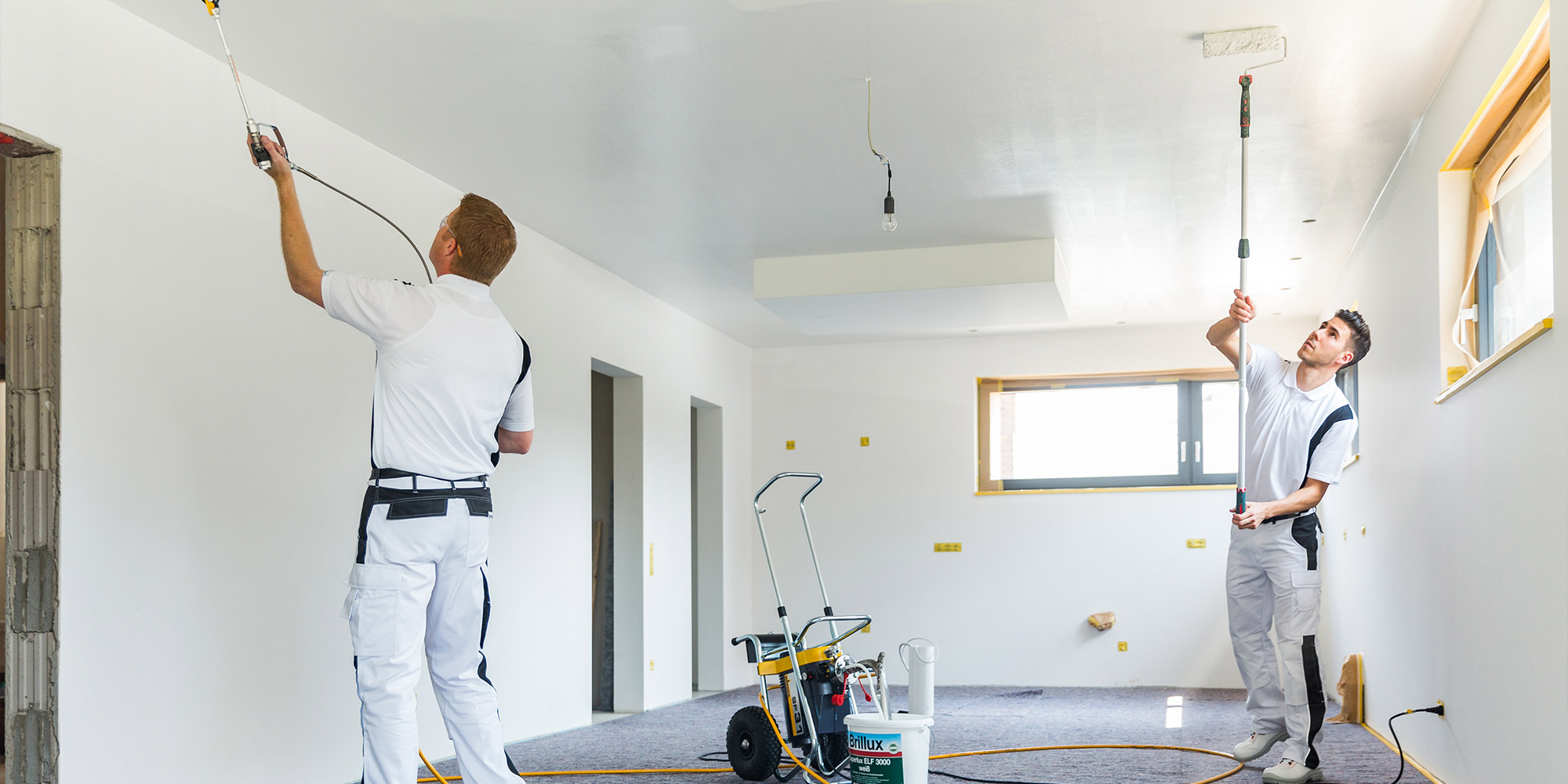  Malerarbeiten an der Decke mit Spritzgerät und Rolle, geeignet für scheuerbeständige Innenfarben