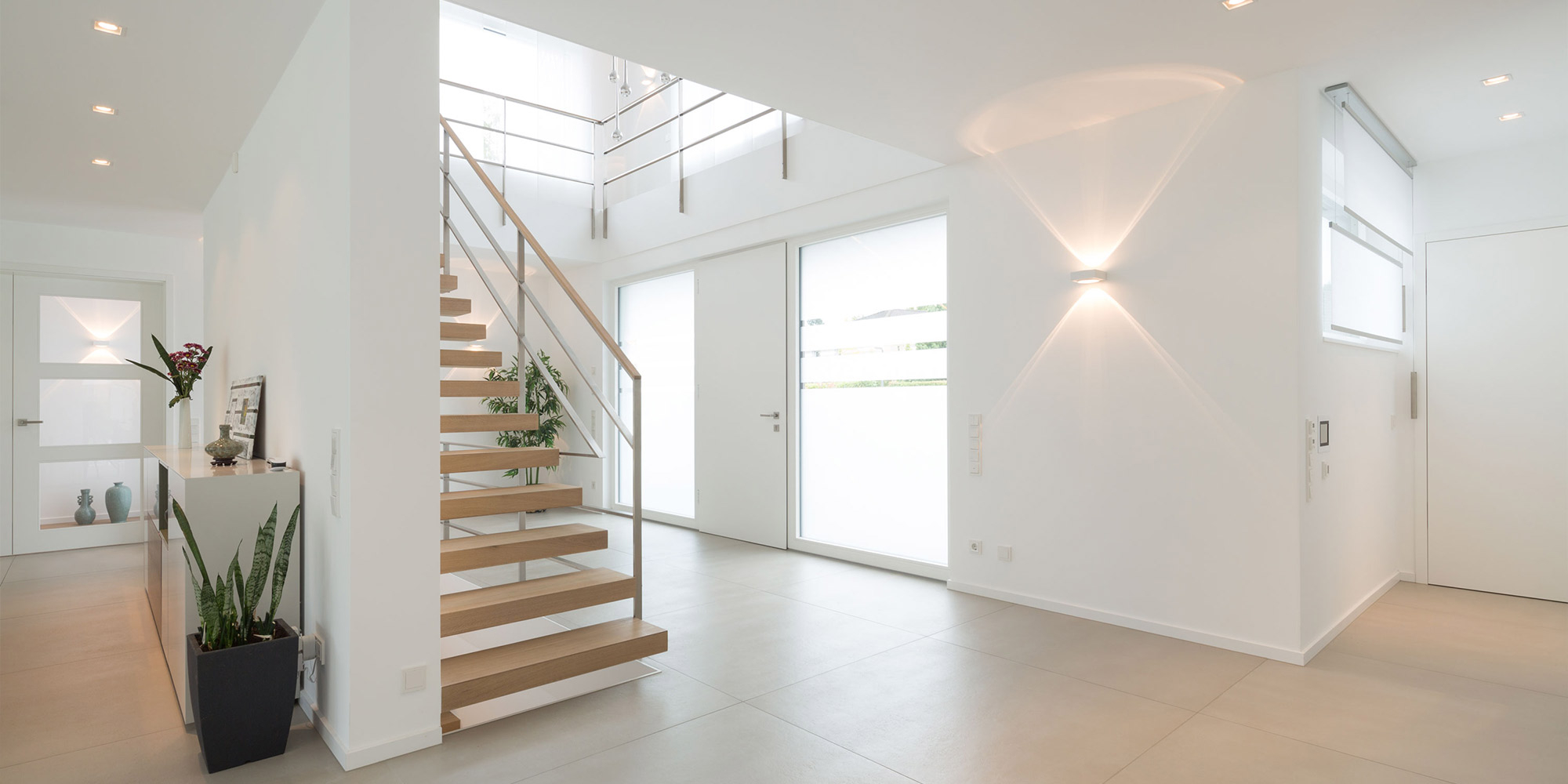 Heller Eingangsbereich mit weiss gestrichenen Waenden als Beispiel fuer waschbestaendige Innenfarbe