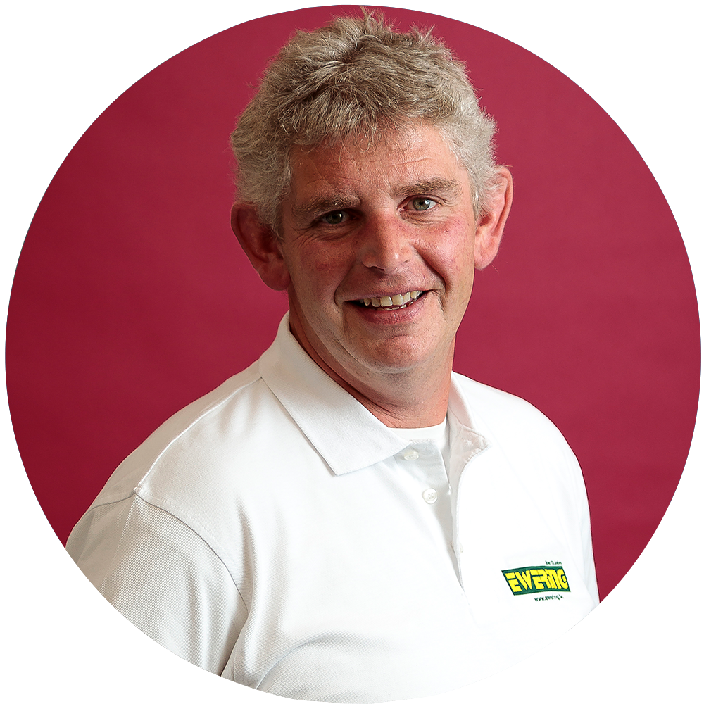 Portrait von Martin im Firmenpolo - Profi Tipp zum Heizkoerper streichen