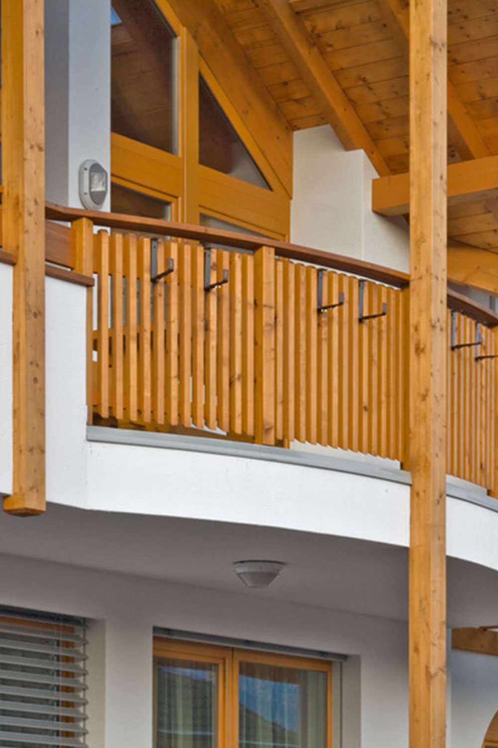 Heller Holzbalkon mit Aufhelltechnik an einem modernen Haus