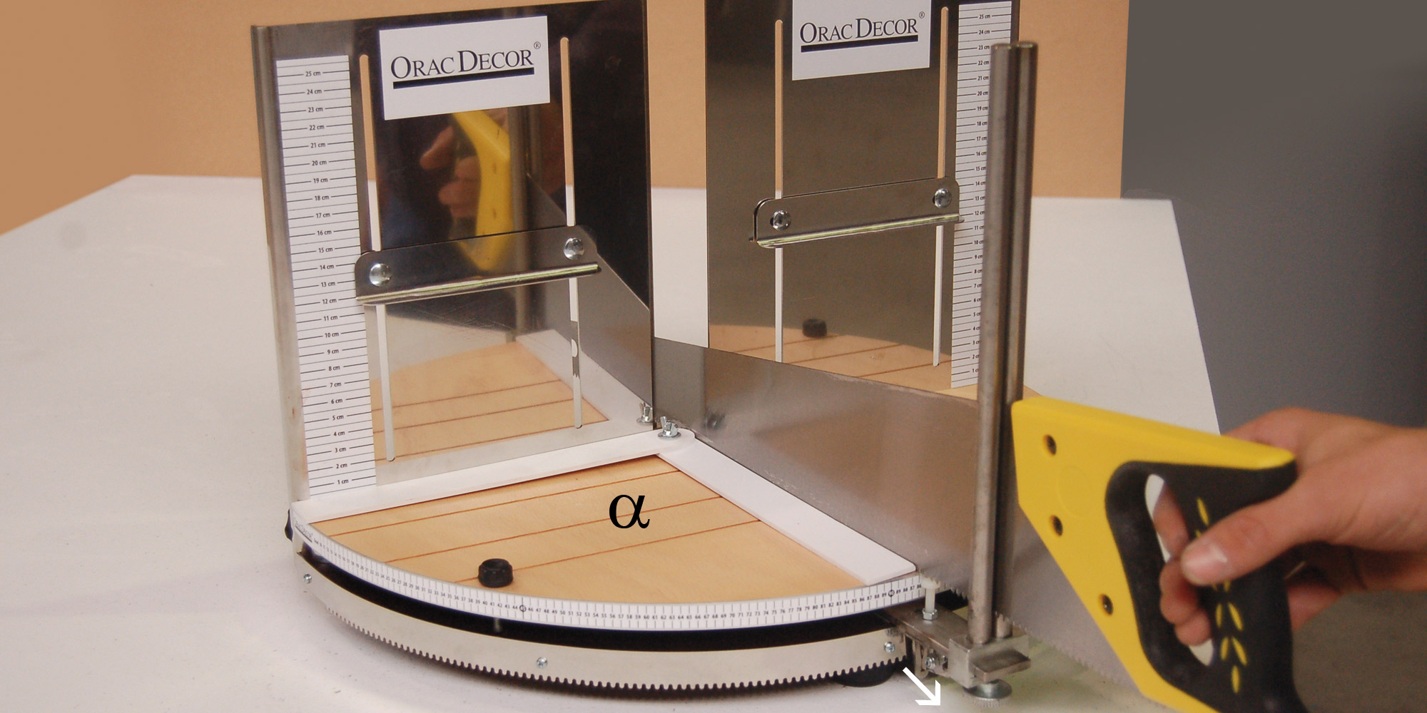 Eine Gehrungsscheidlade für die Montage von Stuckleisten.