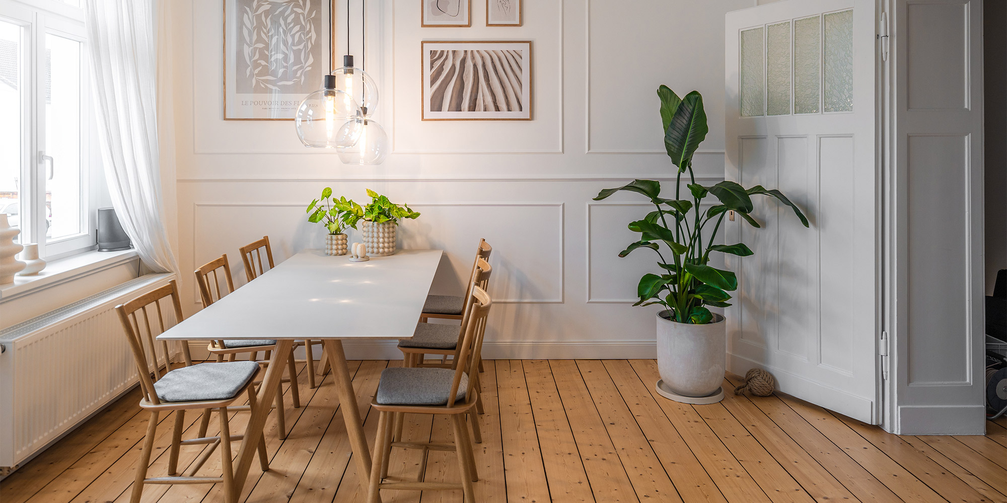 Wandfelder aus schmalen Stuckleisten für eine Wandgestaltung im Landhausstil im Esszimmer.