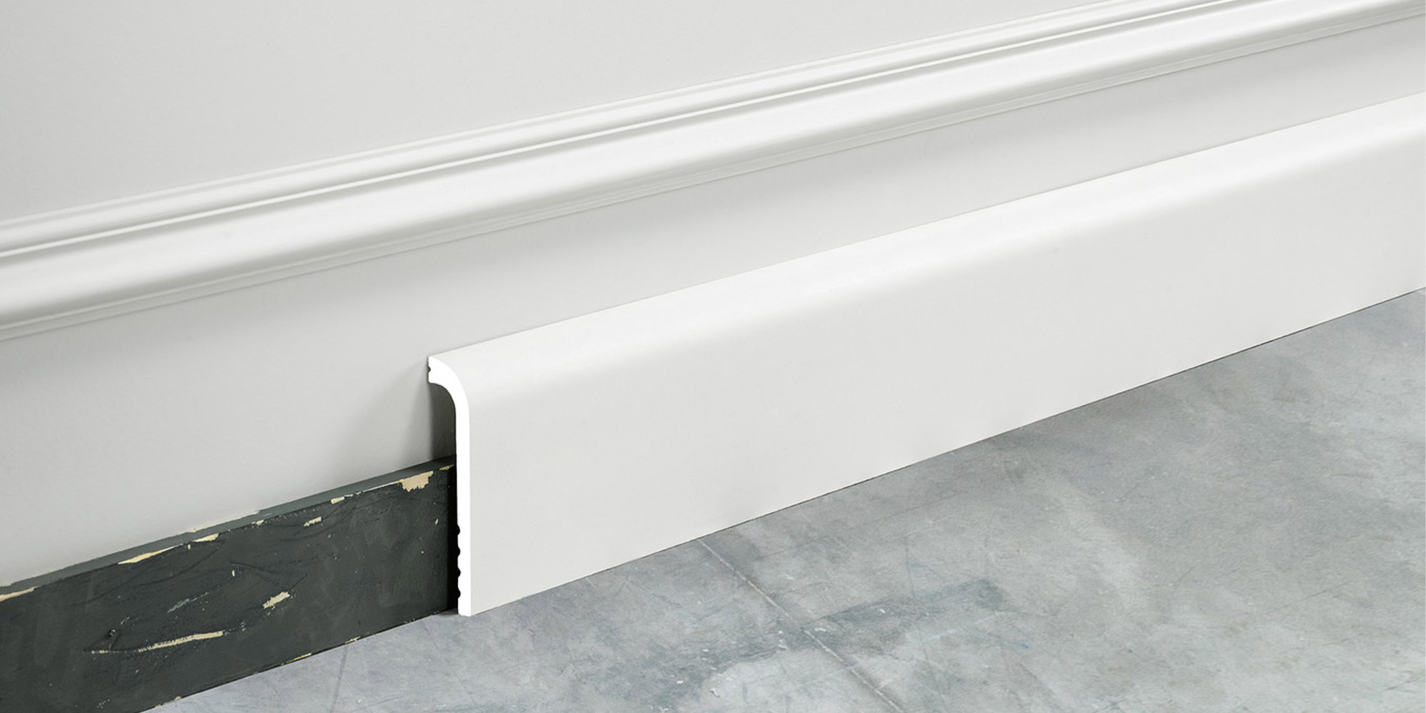 Weiße Fußleiste als Abdeckleiste um alte Fußleisten im Flur zu überdecken.