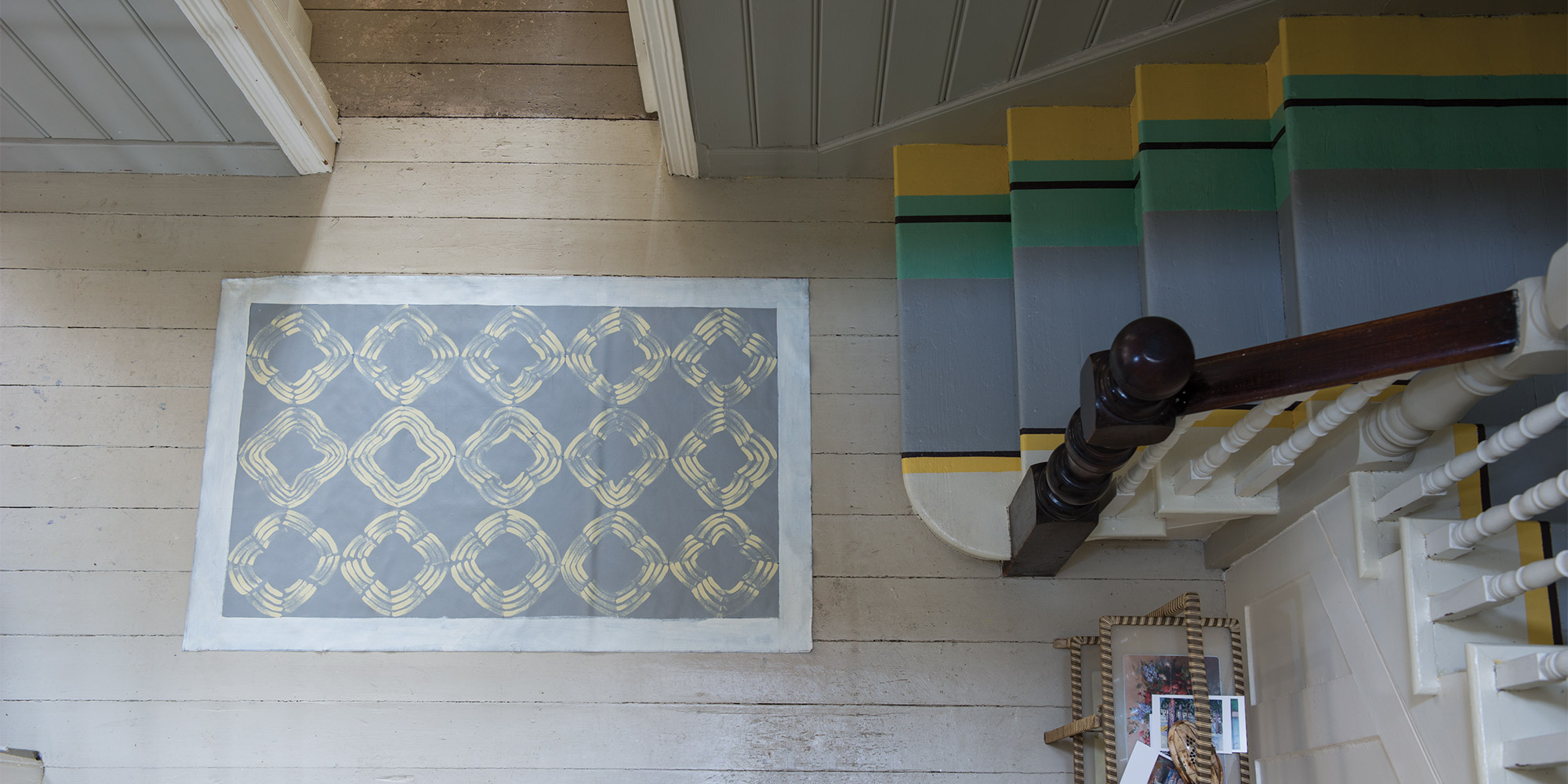 Treppe mit grafisch gestrichenen Stufen in Grau, Grün und Gelb als Farrow & Ball Farbidee