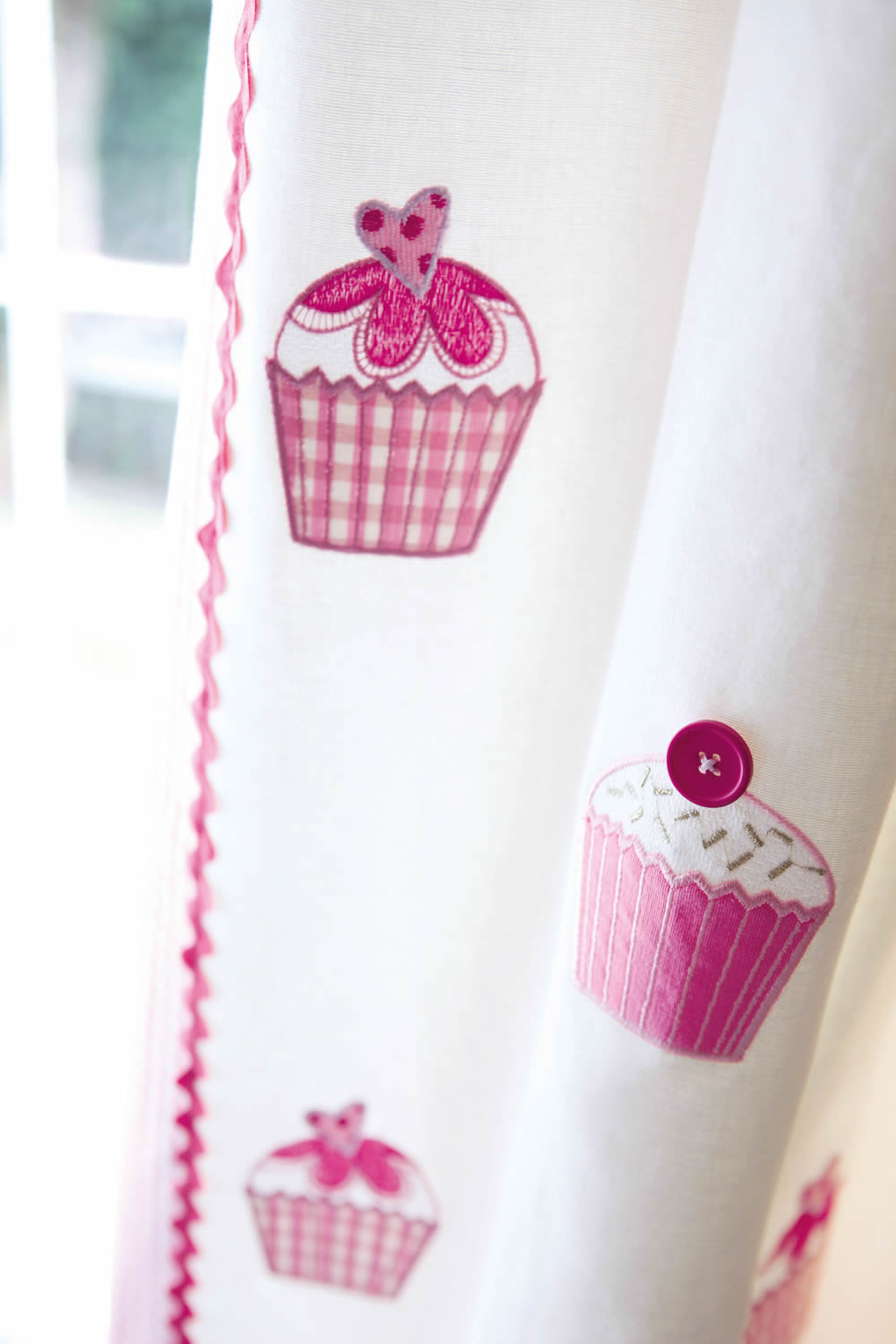 Stoff pastellfarbene Cupcakes Muffins Törtchen weiß HLTF133572