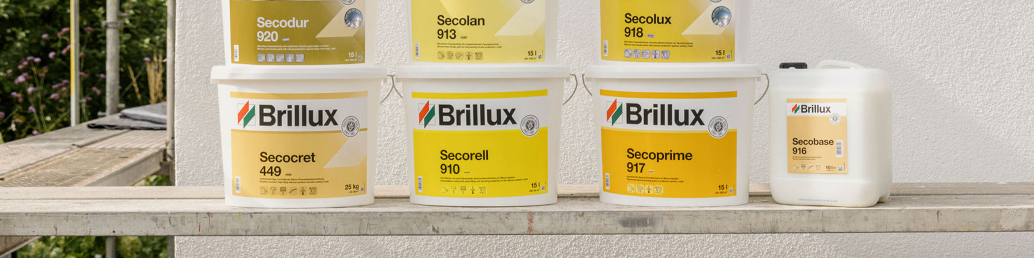 Brillux Fassadenprodukte auf Geruest: Secodur, Secolan, Secolux, Secoprime und weitere - System fuer Farbe und Schutz
