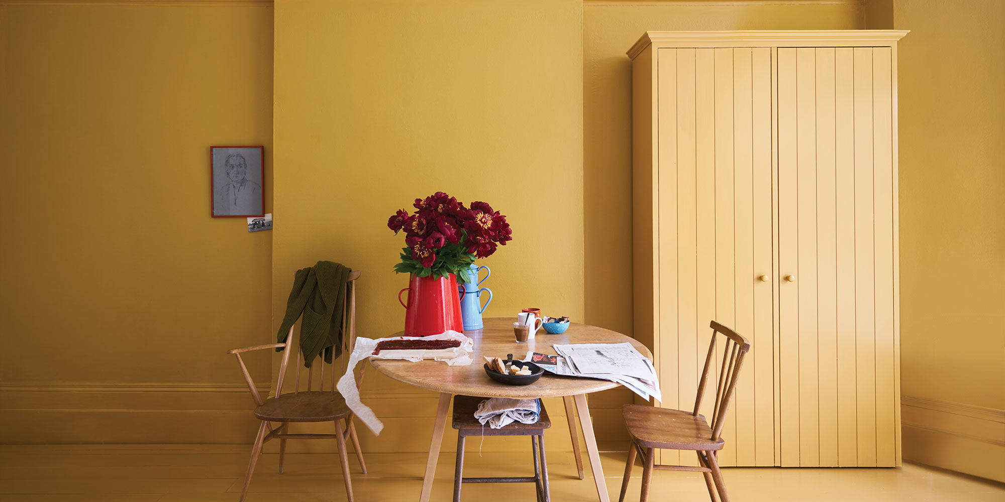 Hellgruen gestrichene Holzschraenke und Stuhl, Pflanzen und Glasflaschen - Inspiration zum Moebel streichen