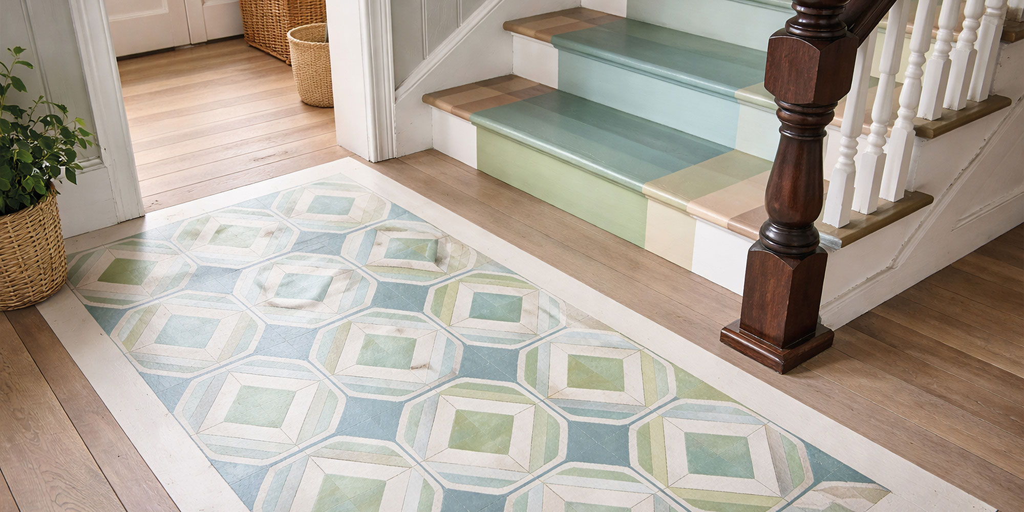 Treppe mit grafisch gestrichenen Stufen in Grau, Grün und Gelb als Farrow & Ball Farbidee