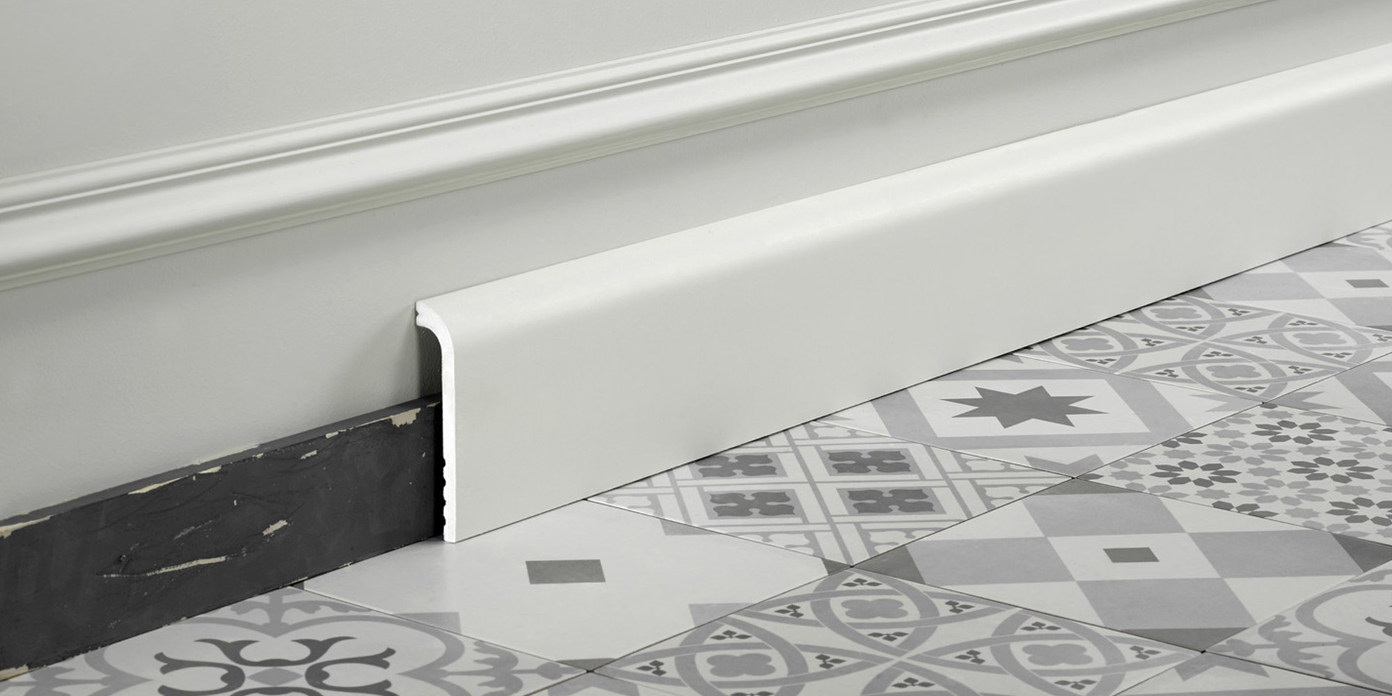 Alte Fußleisten im Flur einfach mit Abdeckleisten von Orac Decor überdecken.