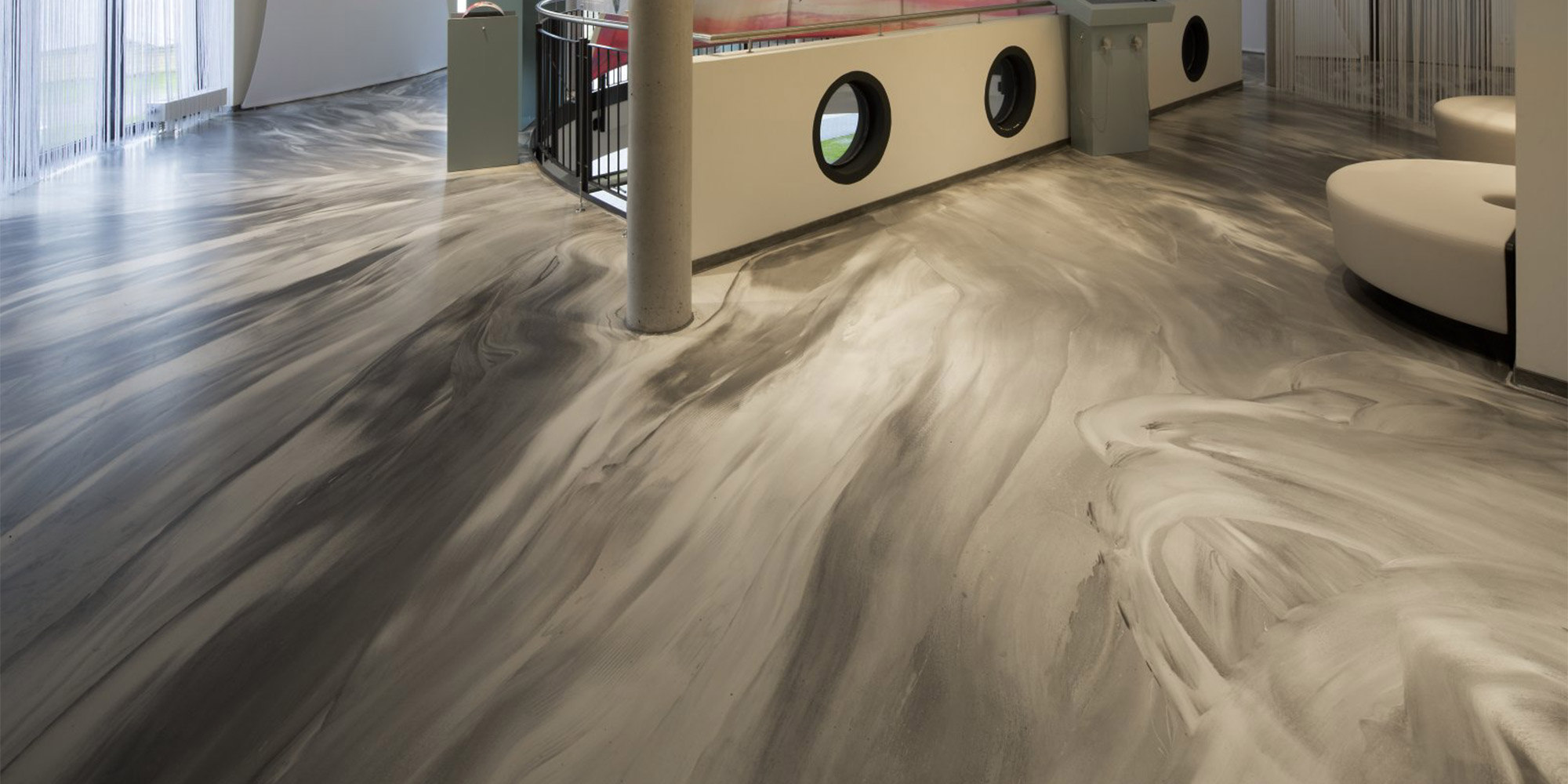 Helle Bodenbeschichtung im Wohnbereich. Pflegeleichte und ruhige Optik