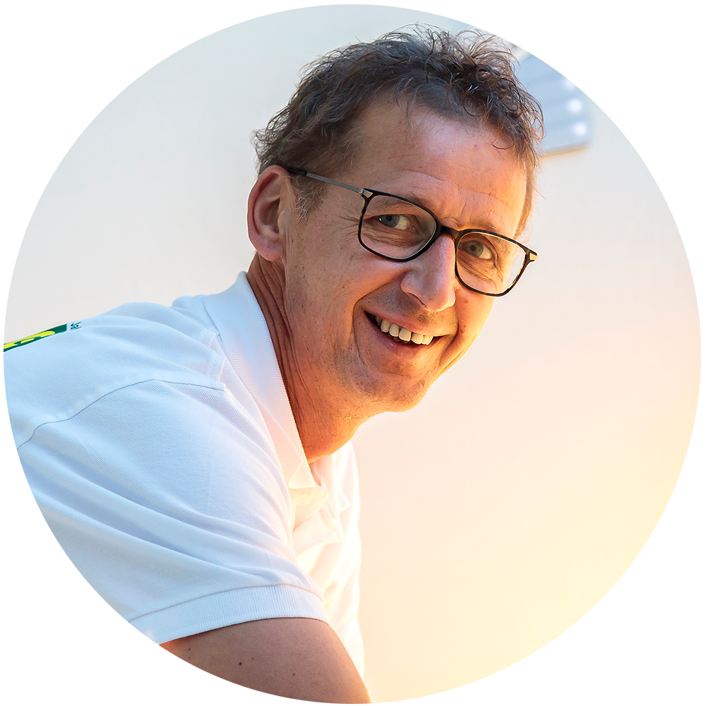 Portrait eines lächelnden Fachberaters mit Brille - Profi Tipp zum Außenholz streichen