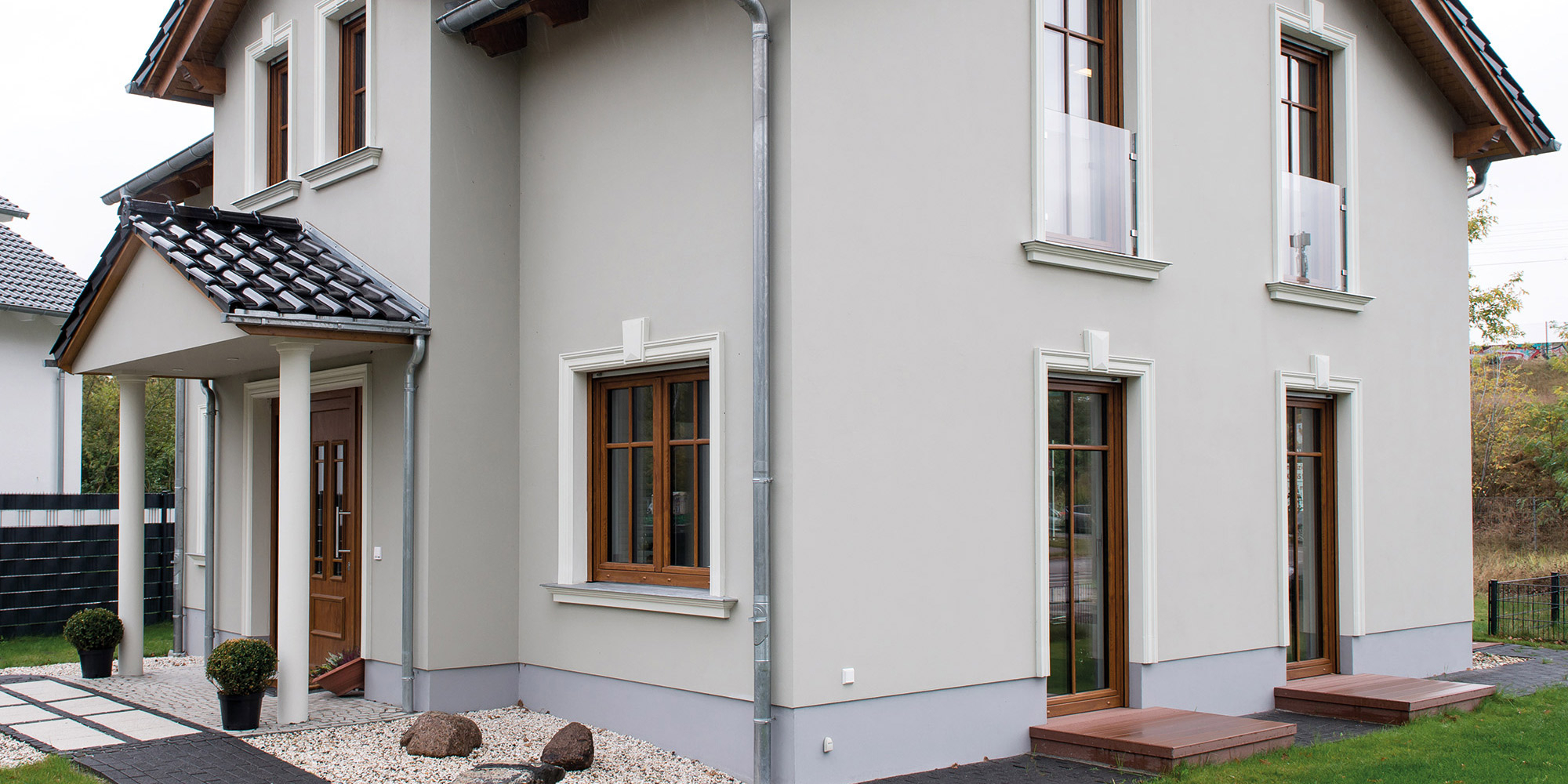 Die Hausfassade mit dekorativen Fassadenprofilen von NMC verschönern.